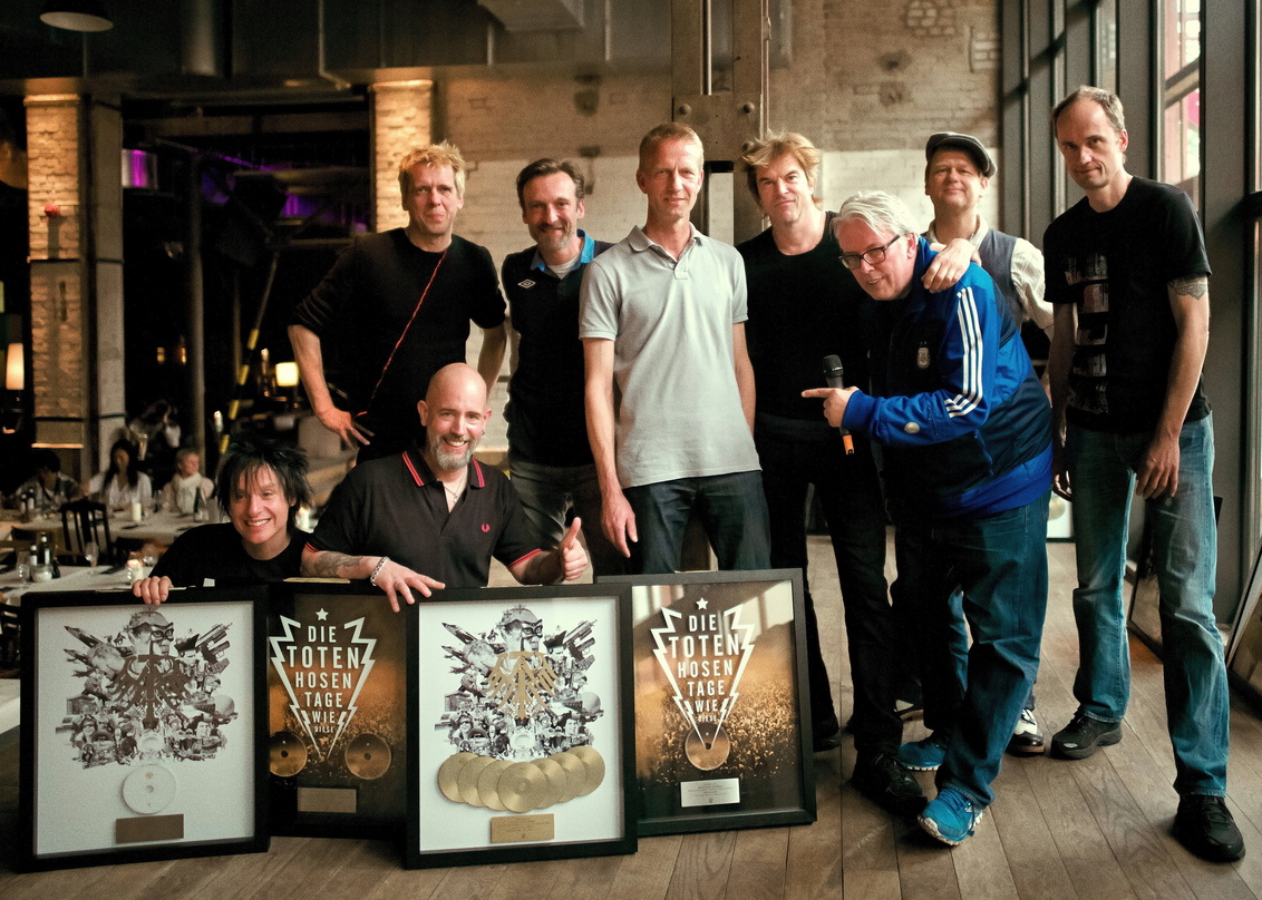 Bei der Edelmetall-Verleihung (hinten, von links): Andreas Meurer (Die Toten Hosen), Nils Gottschalk (Senior Sales Marketing Manager Frontline), Jan Granz (Sales Director Warner Music Germ...