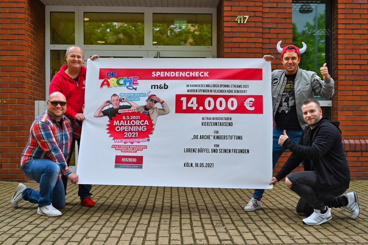 Bei der Scheckübergabe (von links): Buddy, DJ Düse, Lorenz Büffel und DJ Chris Mega