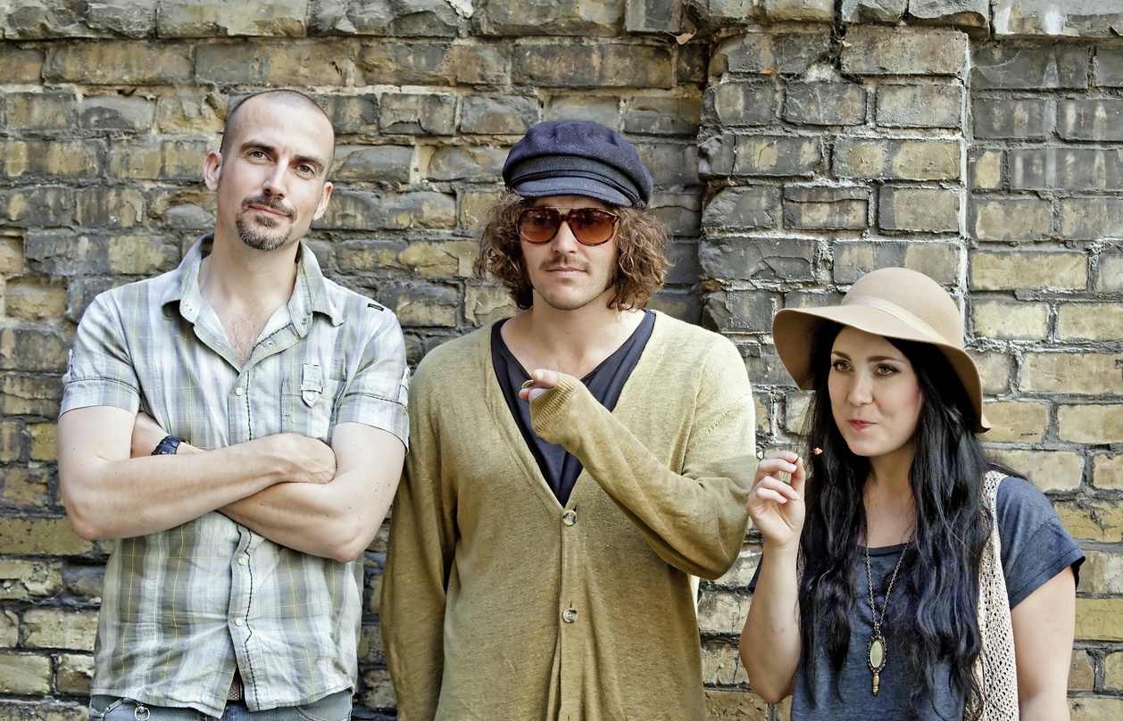 Voller Vorfreude auf die Tour: Miss Li mit Jörg Tresp, Inhaber DevilDuck Records (l.), und ihrem Partner in der Musik und im Leben, Sonny Boy Gustafsson