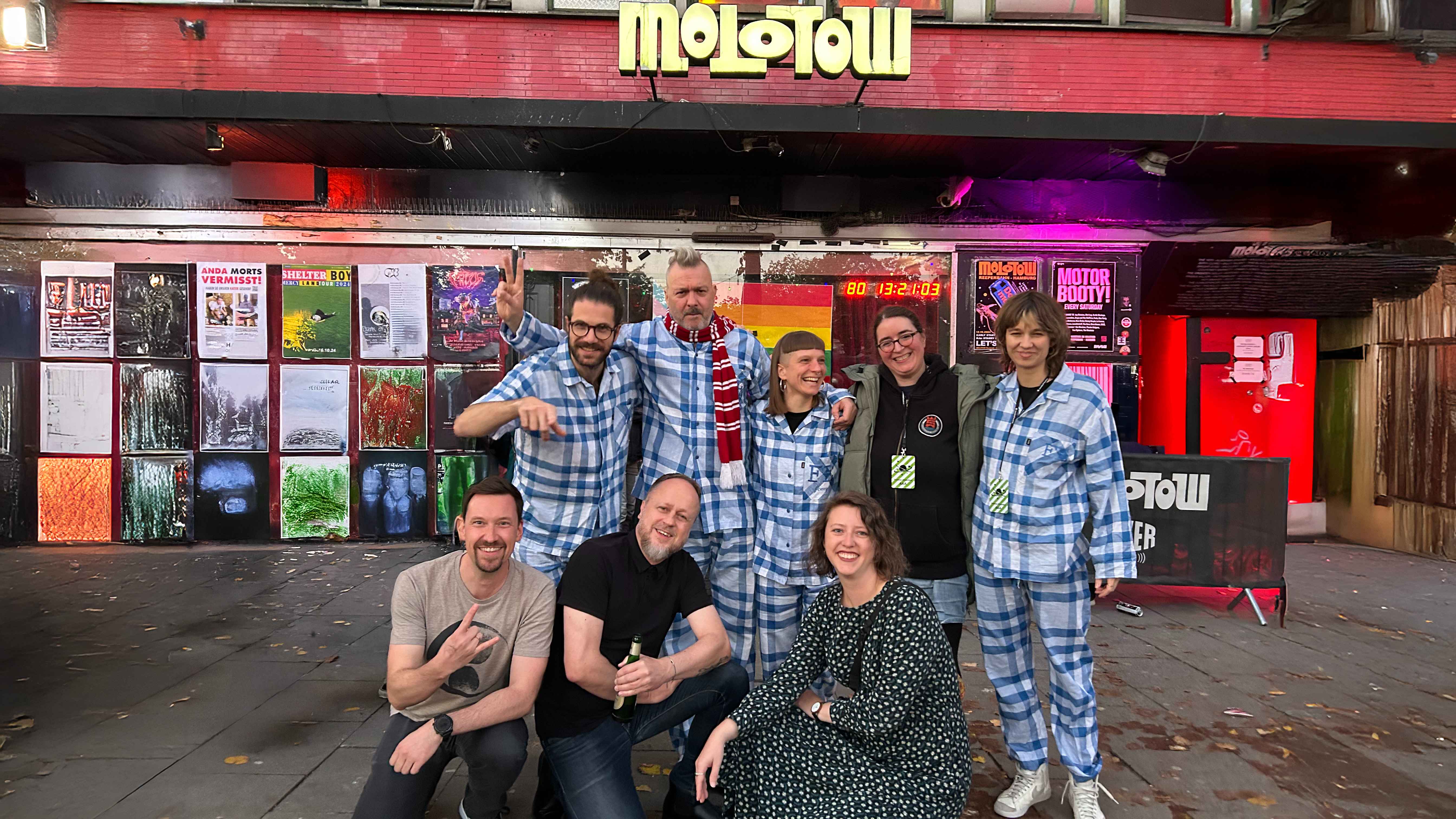 84cc6605 7cba 4307 8938 3eb96f60b21e Feierten vor dem Molotow Club in Hamburg (von links): Frank Leffler (Director Music & Audio Kontor New Media), Jannis Bentler (Fortuna Ehrenfeld), Dennis Harm (Senior Label Manager & Head ...