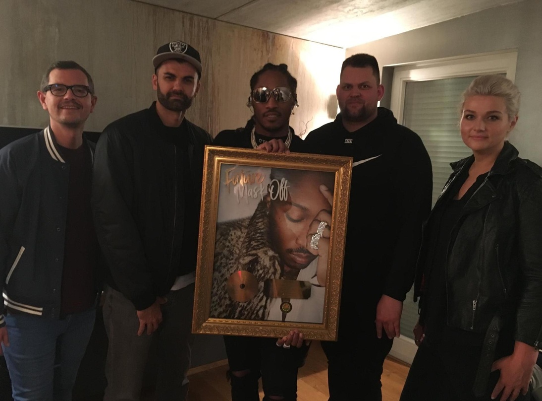 Bei der Award-Verleihung in Berlin (von links): Nico Gössel-Hain (Director Artist Communication Sony Music), Kris Lesic (Senior Product Manager Sony Music International), Future, Frank Hin...