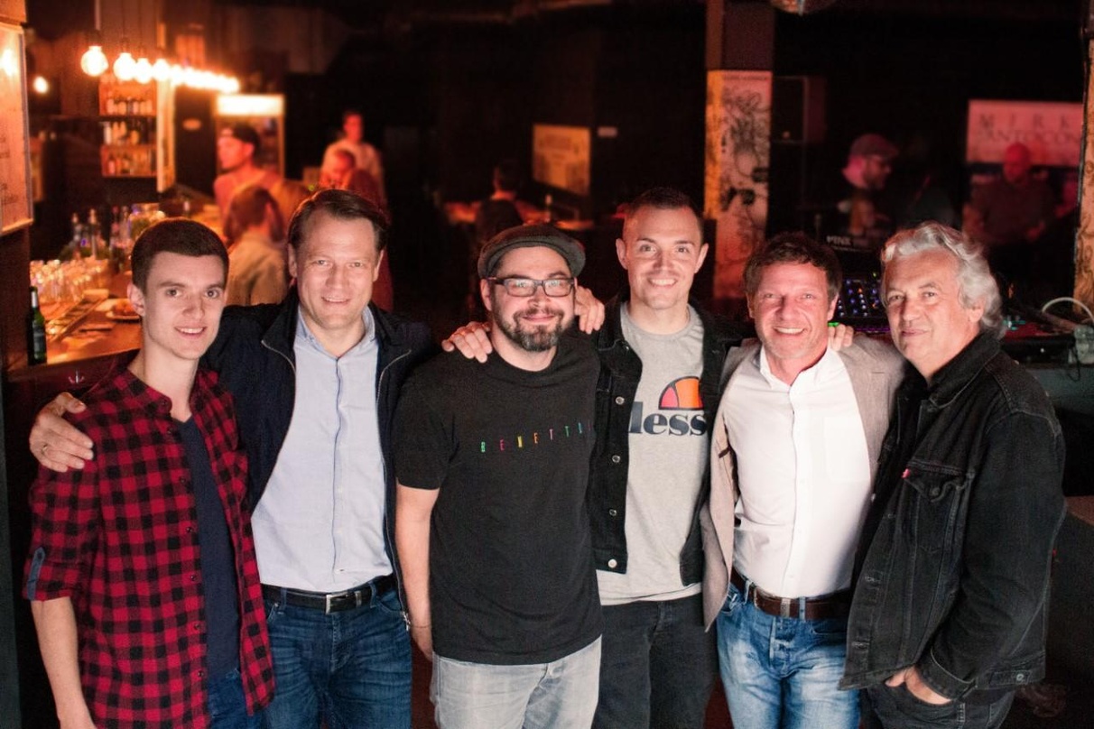 84e7de9b88bf4d8dbf70ca8e1553580c91fa3ac1048395fc4bebc2975ae04a94 Nach dem Showcase (von links): Jonathan Huber, Christian Baierle (beide Roba Music), Mirko Santocono, David Vidano, Eberhard Pacak (Pacak Musikpromotion & Edition Pacak) und Hans Cuny (Rob...