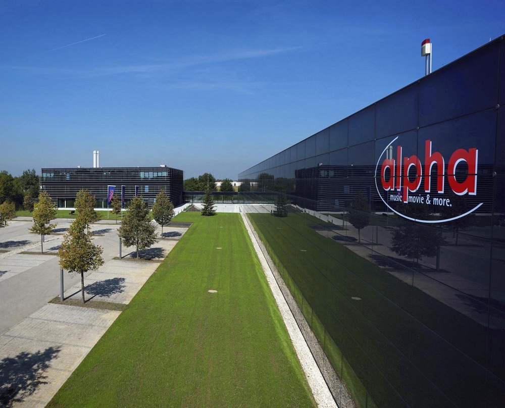 Klare Linien: die Logistikhalle (rechts) und das Verwaltungsgebäude von alpha am Standort Erding