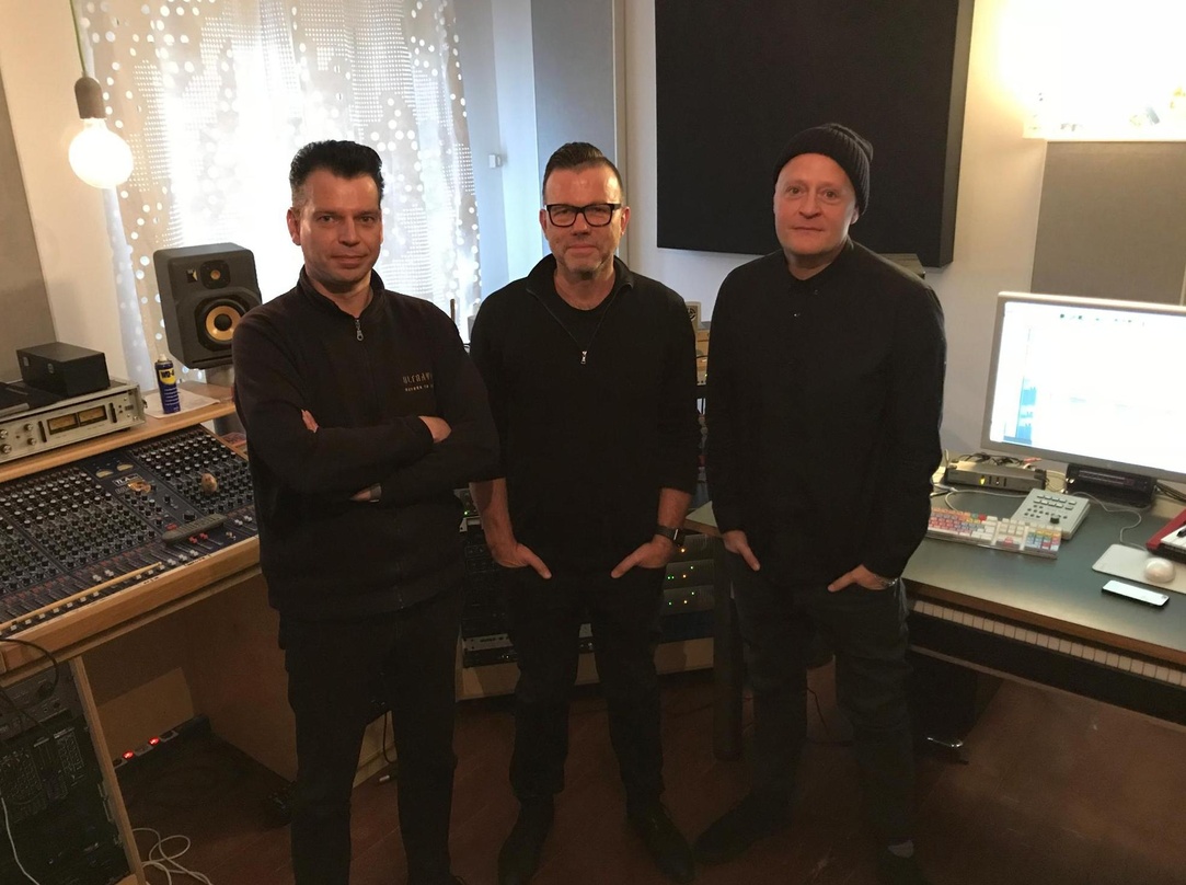 Freuen sich über die künftige Zusammenarbeit (von links): Gero Herrde (A&R Oblivion/SPV GmbH), Marcus Meyn und Jochen Schmalbach (beide M.I.N.E)