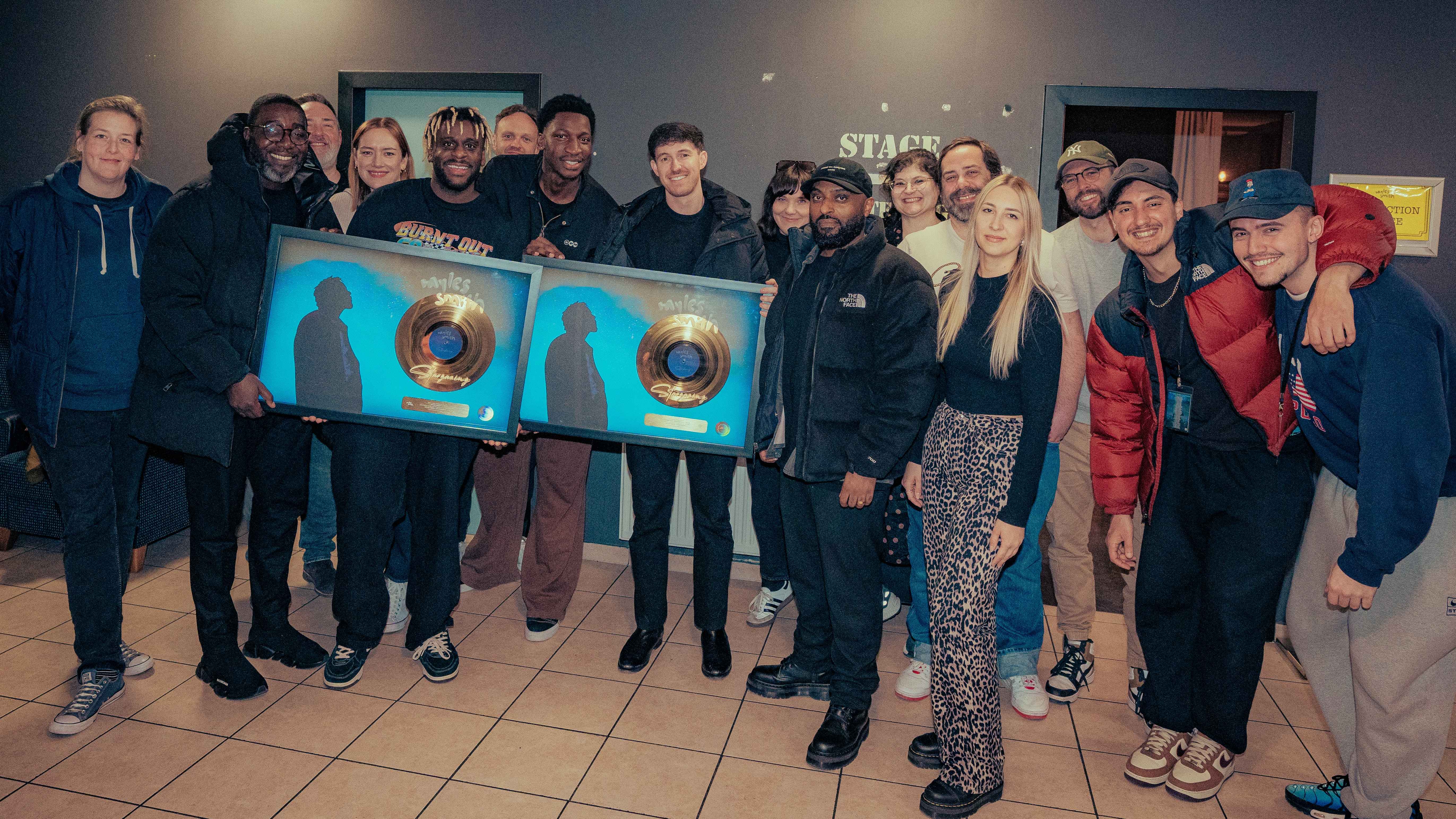 Bei der Gold-Verleihung (von links): Susanne Schrader (Senior Product Manager RCA International Sony Music Germany), Glyn Aikins (Co-President  RCA UK &  Since 93 Sony Music UK), Ioannis "...