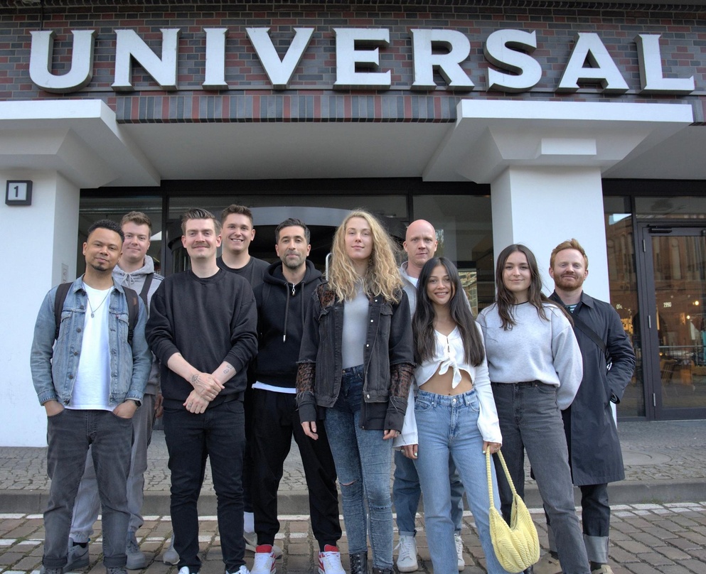 Will mit Virgin Records ihre Karriere voranbringen: Fortella (5. von rechts) im Kreise ihres Teams