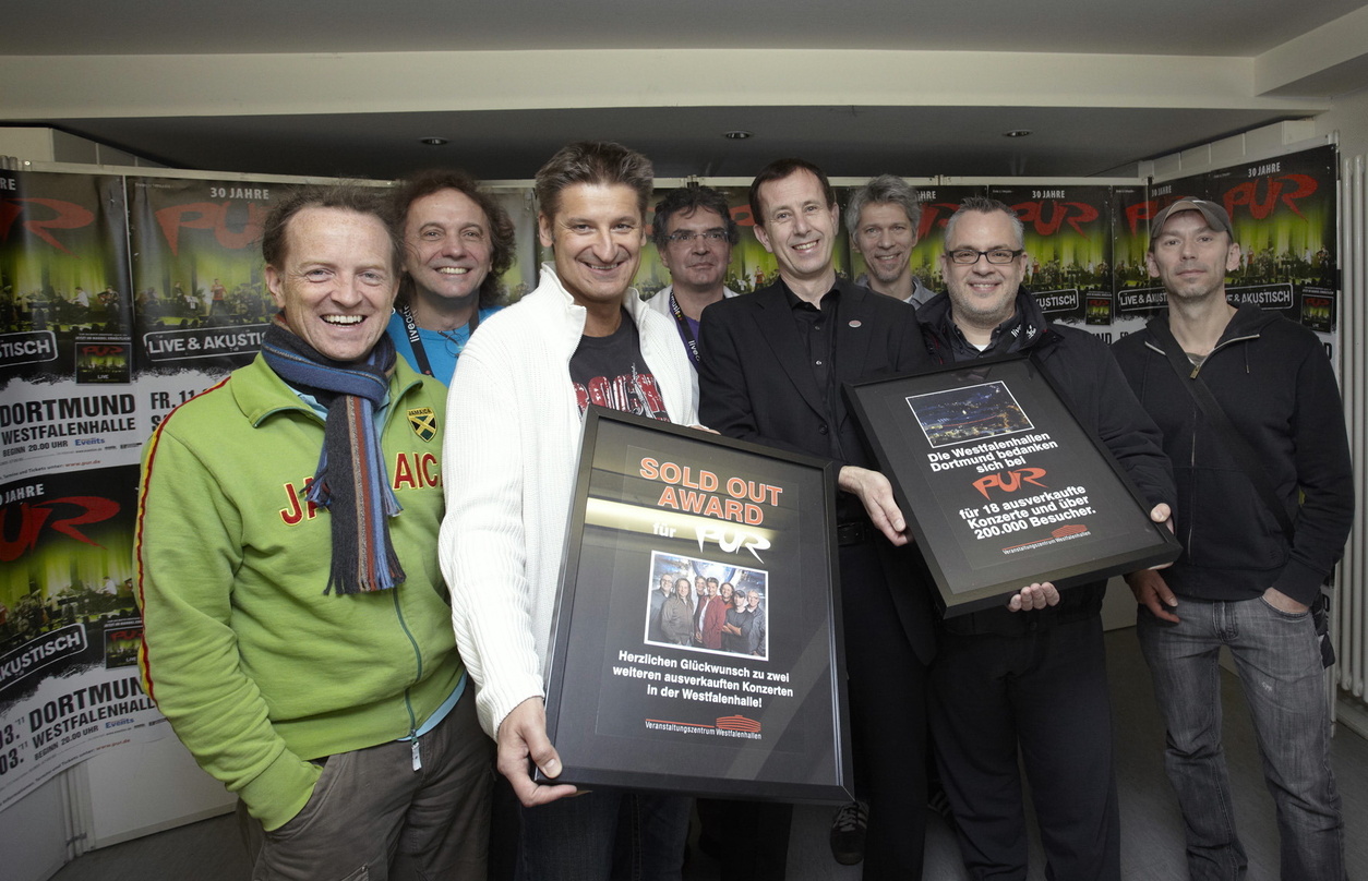 Bei der Preisverleihung (v.l.n.r.): Joe Crawford, Rudi Buttas, Hartmut Engler, Cherry Gehrig (alle Pur), Jochen Meschke (Geschäftsführer der Veranstaltungszentrum Westfalenhallen), Götz vo...