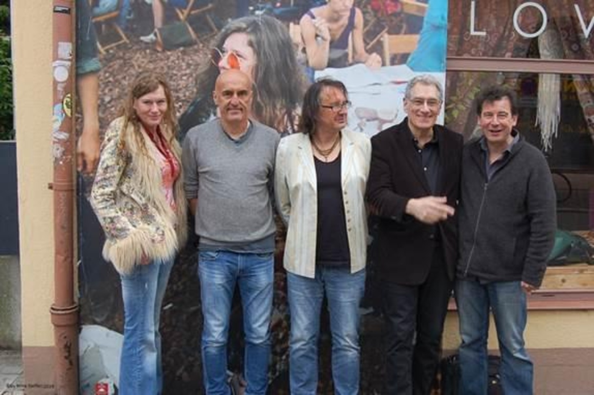 Nach der Präsentation (von links): Jutta Münch, Axel Ballreich (beide Concertbüro Franken), Michael Steffen (Organisator 50 Years Woodstock - The Exhibition), Elliott Landy und Markus Stef...