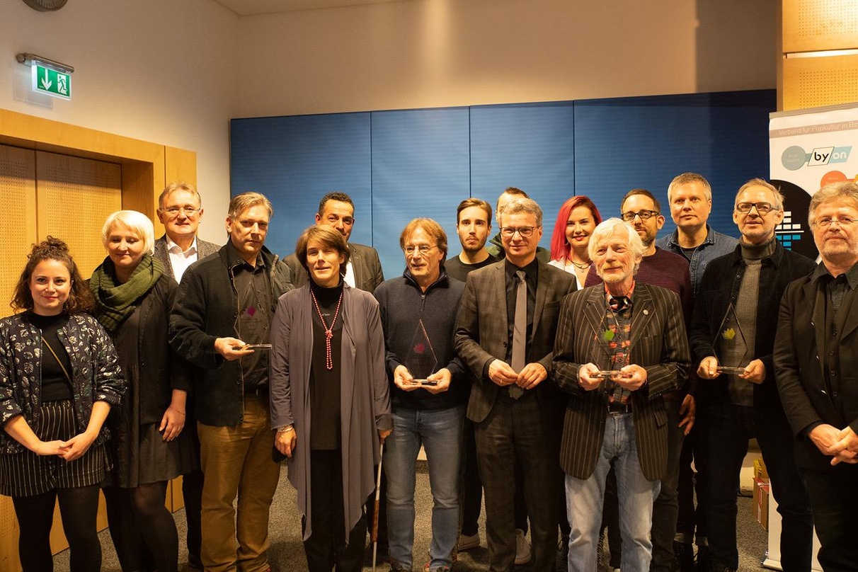 Bei der Preisverleihung: Alle Preisträger, Laudatoren und Verbandsrepräsentanten, darunter Staatsminister Bernd Sibler (7. von rechts), Stephan Rusch (München Ticket, 6. von links), MdL Be...