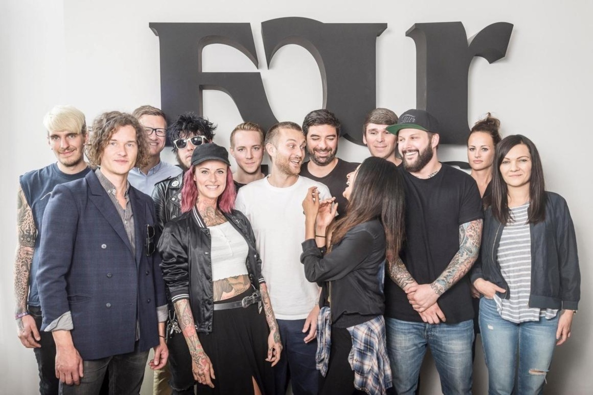 Neue Partner (hinten, von links): Christoph Deckert (Jennifer Rostock), Asterix Westphal (Rechtsanwalt Westphal), Christopher "Baku" Kohl, Joe Walter (beide Jennifer Rostock), Daniel Malat...
