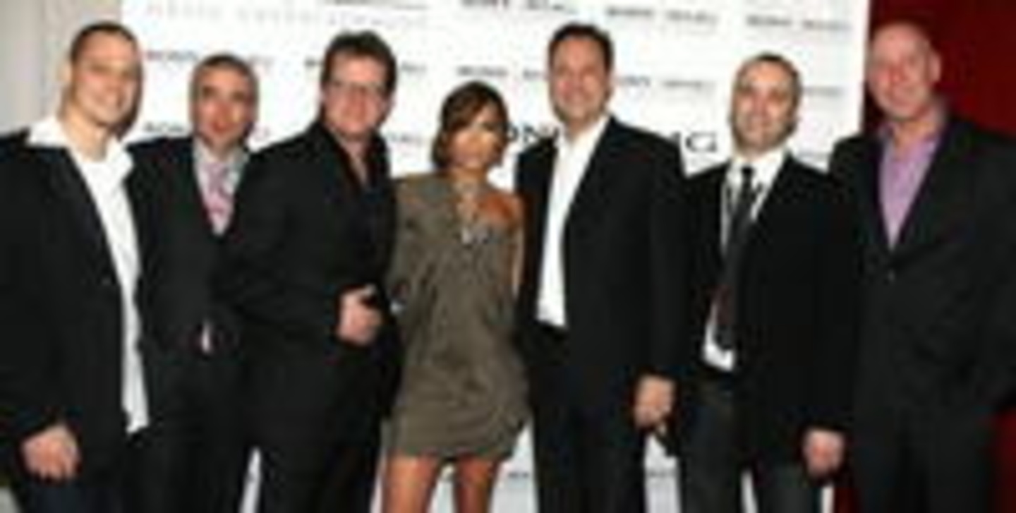 Echo-Impressionen (v.l.n.r.): Andre Bohnet-Armstrong, Willy Ehmann, Maarten Steinkamp, Jennifer Lopez, Edgar Berger, Stefan Goebel und Robbie McIntosh ...