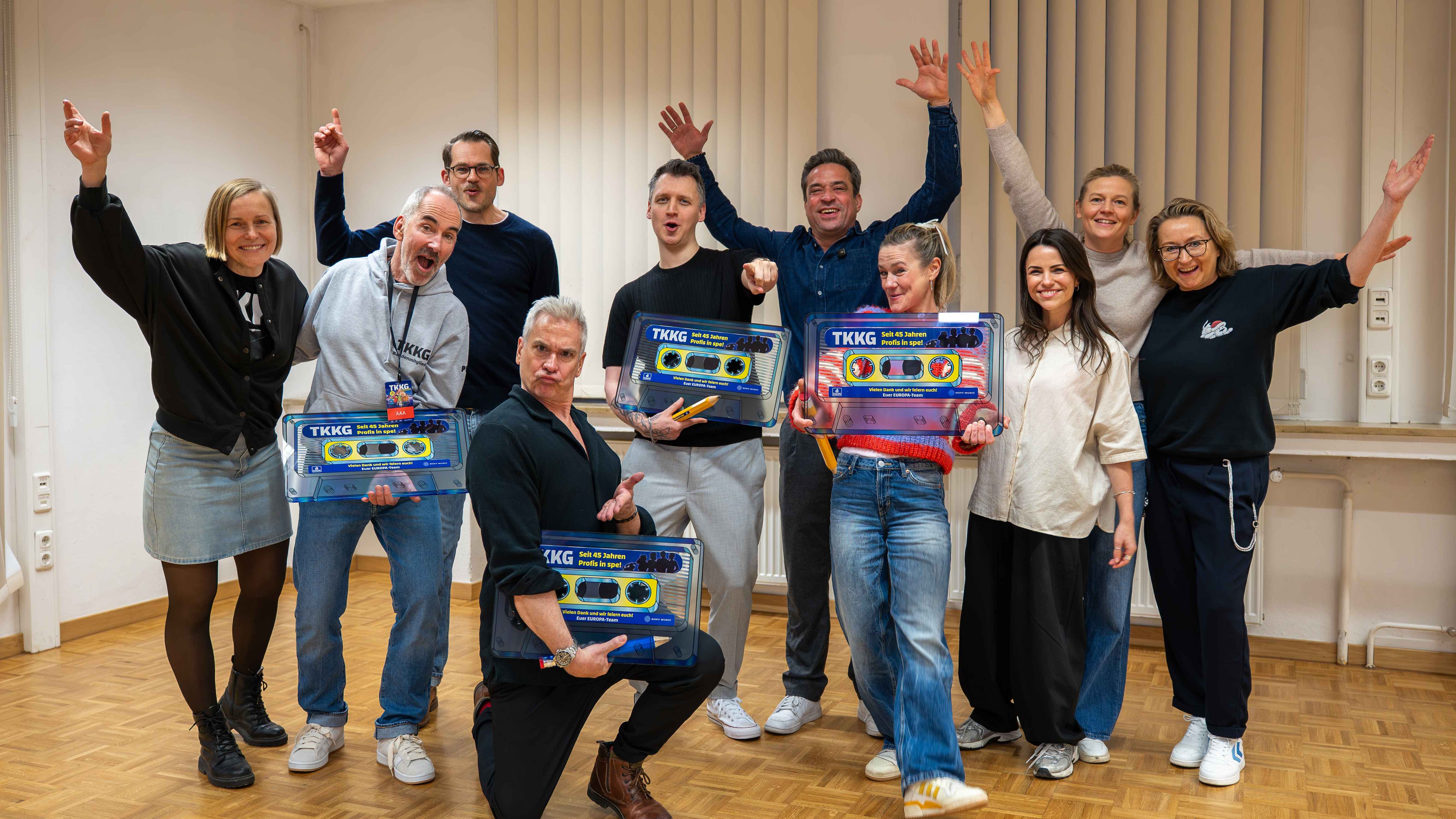 Mit den Trophäen (von links): Elisa Linnemann (Director Marketing Family Entertainment Sony Music), Sascha Draeger (Sprecher Tim "TKKG"), Tilmann Richter  (Vice President Live Ventures Son...