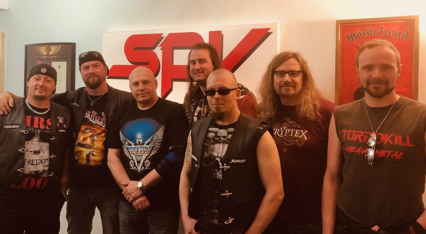 Besiegelten die Zusammenarbeit (von links): Philipp "Nafta" Dießl (TurboKill, Drums), Marco "Fox" Grünwald (TurboKill, Bass), Olly Hahn (Labelmanager Steamhammer), Stephan Dietrich (TurboK...