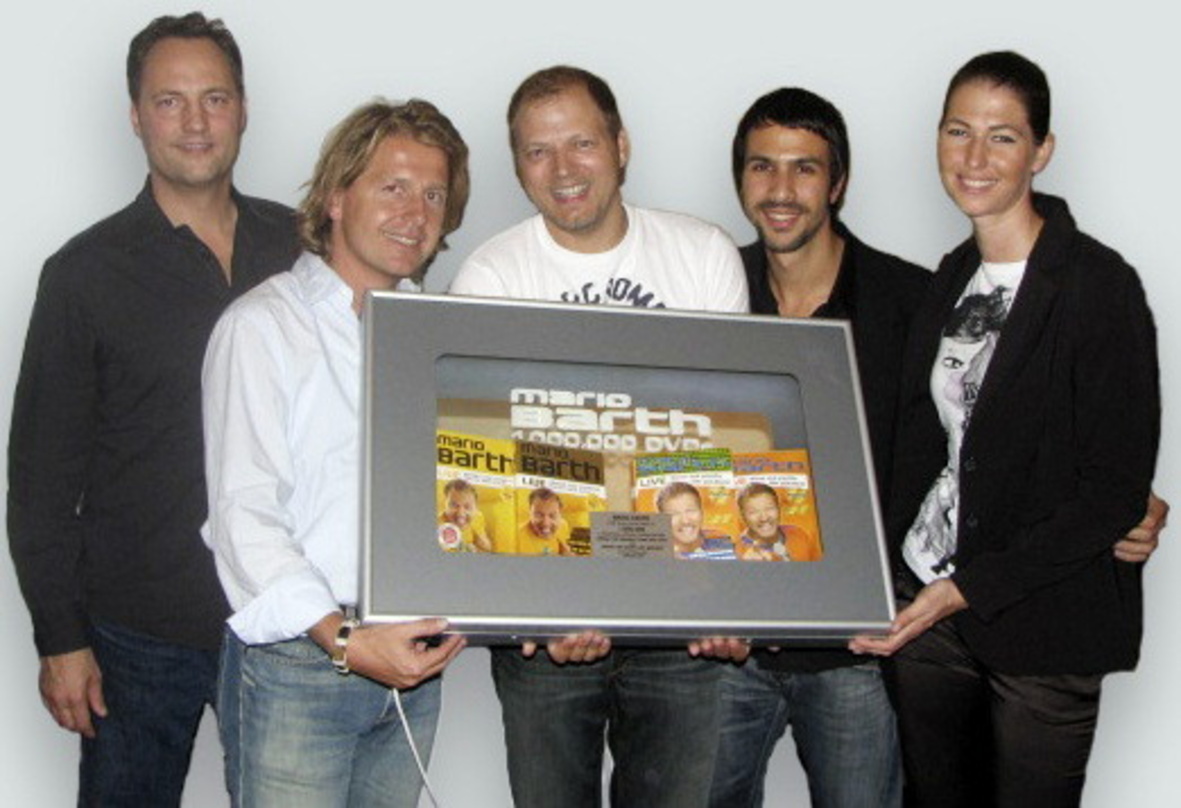 Feierten eine Million verkaufte DVDs: Sony BMG und Mario Barth||Zur Awardverleihung trafen sich (v.l.n.r.) Edgar Berger (CEO Sony BMG), Joe Hugger (Senior Vice President Entertainment & Ne...