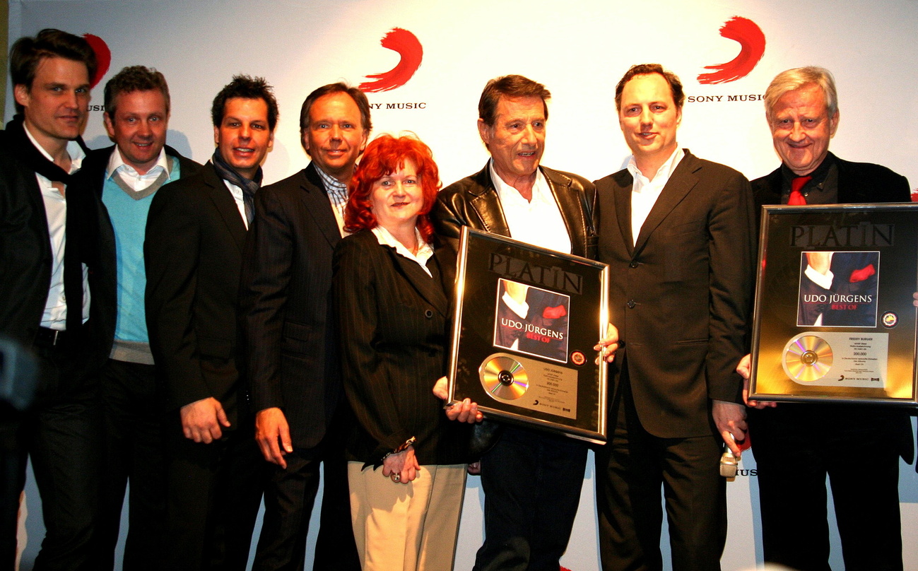Bei der Platin-Verleihung (v.l.n.r.): Phillip Ginthör (General Manager Sony Music Austria), André Mühlhausen (Senior Vice President Sales & Distribution), Ken Otremba (Stellvertretende Lab...