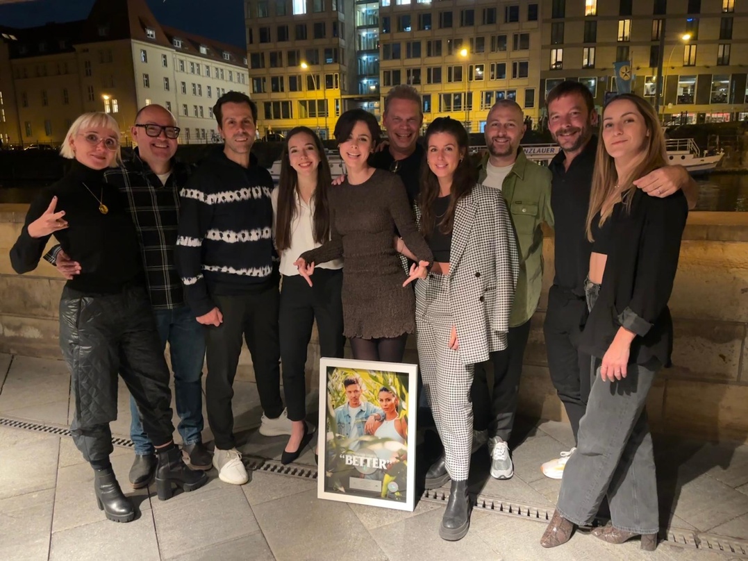 Setzen die Zusammenarbeit fort: Lena (5. von links), ihr Management und das Team von Universal Music