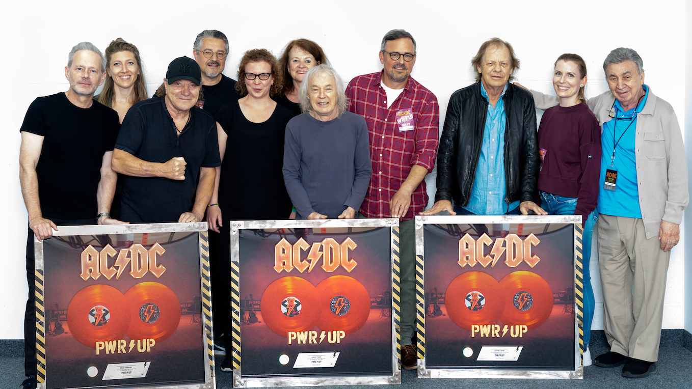 Trafen sich backstage zur Übergabe der zweifachen Platinauszeichnung: Thorsten Sack (VP Catalog), Antonia Drumm (Audience Manager Radio, beide Sony Music), Brian Johnson (AC/DC), Hermann M...