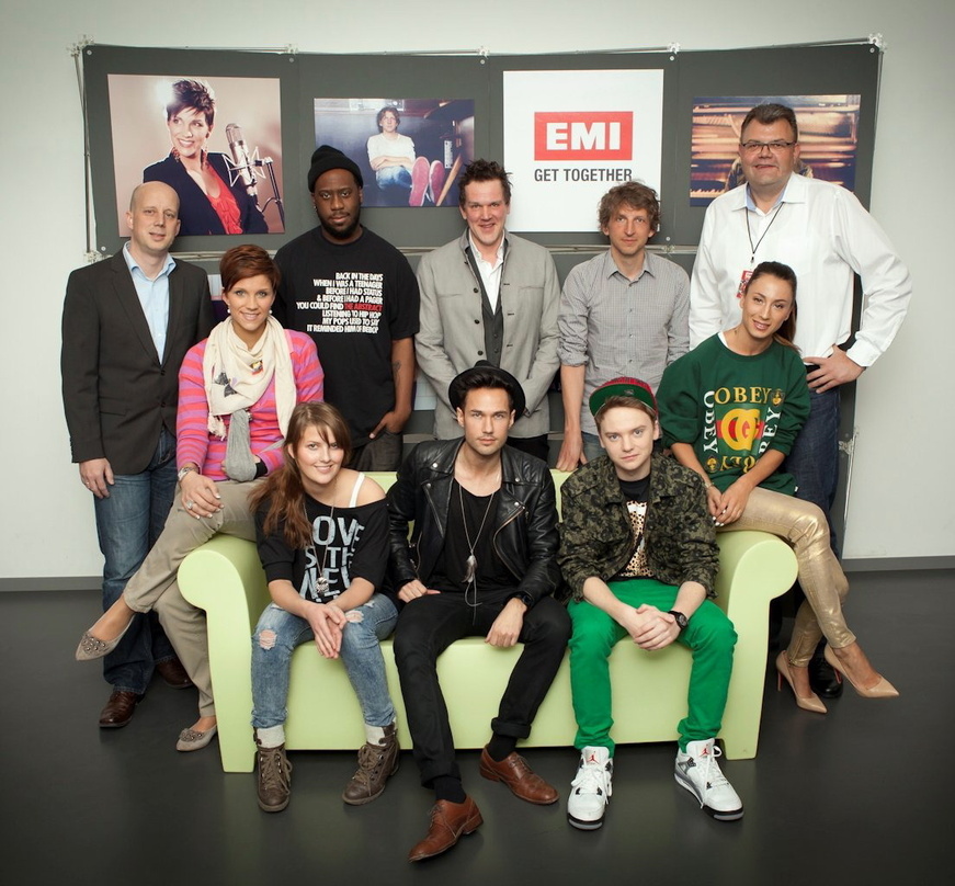 EMI-Team mit Live-Acts (hinten, von links): Manfred Rolef, Anna-Maria Zimmermann, Robert Glasper, Uli Mücke, William Wahl und Wolfgang Hanebrink sowie (vorn, von links) Frida Amundsen, Jon...