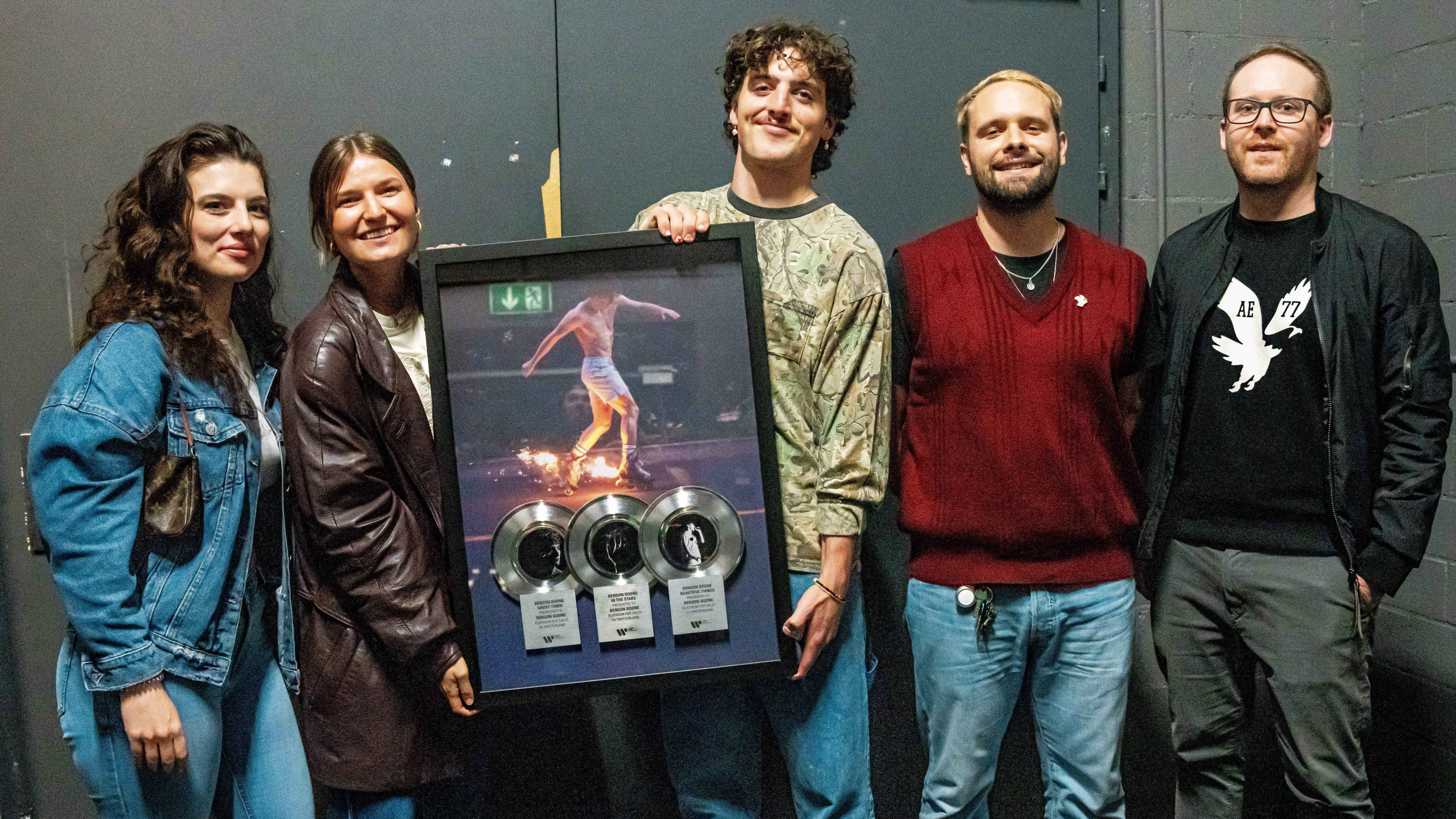 Arbeiten auf dem Schweizer Musikmarkt zusammen (von links): Maria Lovisi, Katja Hagi (beide Marketing Manager Warner Music Switzerland), Benson Boone, Kevin Assis Pardal (Marketing Manager...