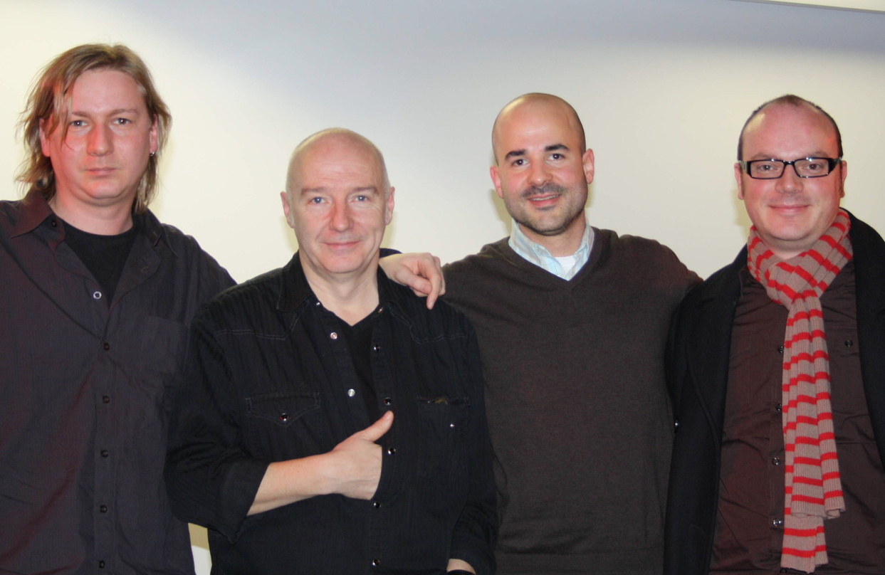 Gaben den Studierenden Einblicke in den Musikeralltag (v.l.n.r.): Heiko Wandler (Studiengangsmanager Popmusikdesign), Midge Ure, Matthias Krebs und Michael Menges (Capitol Mannheim)