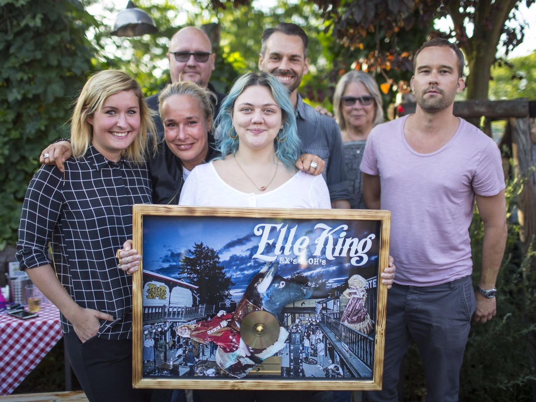 bei der Goldübergabe dabei waren (von links): Jessica Clayton (TV Promotion) und Alexandra Kraus (Senior Product Manager) von Sony Music International, Tobias Allert (Lautsprecher Promotio...