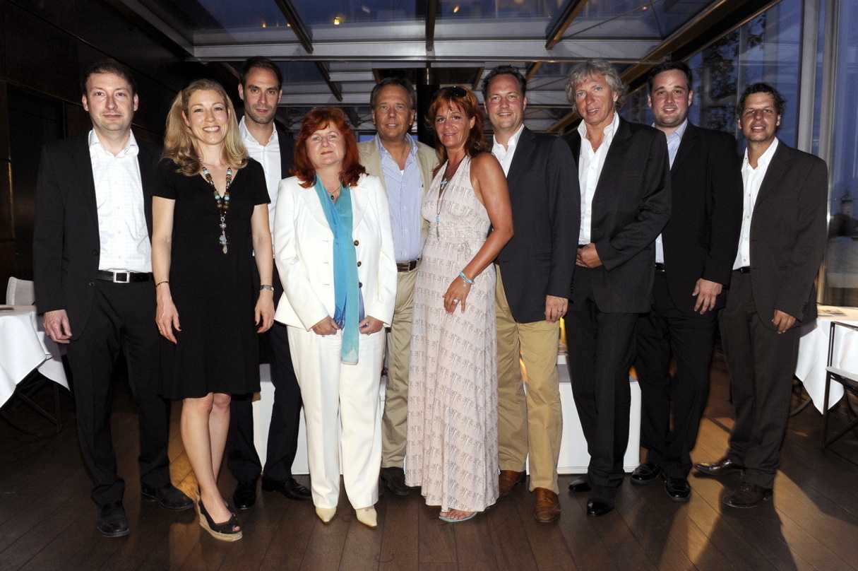 Bleiben Partner: Andrea Berg (M.) und das Team von Sony Music um Edgar Berger (4.v.r.)||Bleiben Partner (v.l.n.r.): Max Göbl (Vice President Legal & Business Affairs Sony Music), Bettina Z...