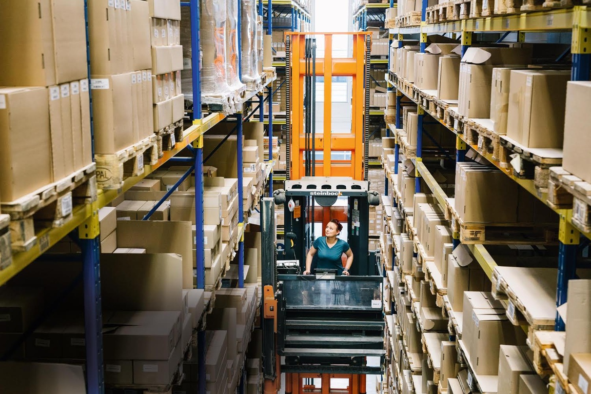 Nicht nur CDs, LPs und der Druck, auch Dienstleistungen im Bereich Logistik gehören mit zum Portfolio von optimal media: hier ein Blick in eines der Hochregallager in Röbel an der Müritz