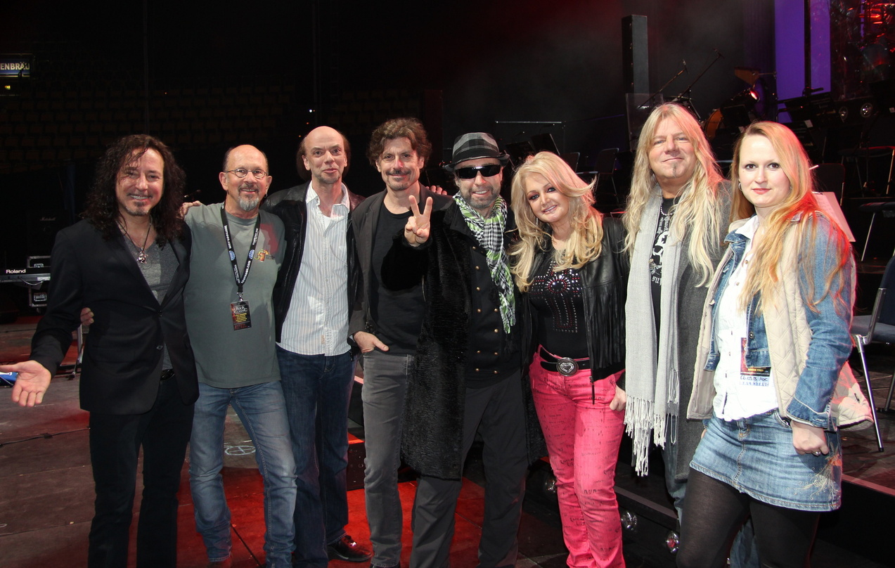 Vor dem Münchner Konzert der von Manfred Hertlein veranstalteten Konzertreihe "Rock meets Classic" nahmen sich am 6. März (von links) Steve Augeri (Journey), Chris Thompson (Manfred Mann's...