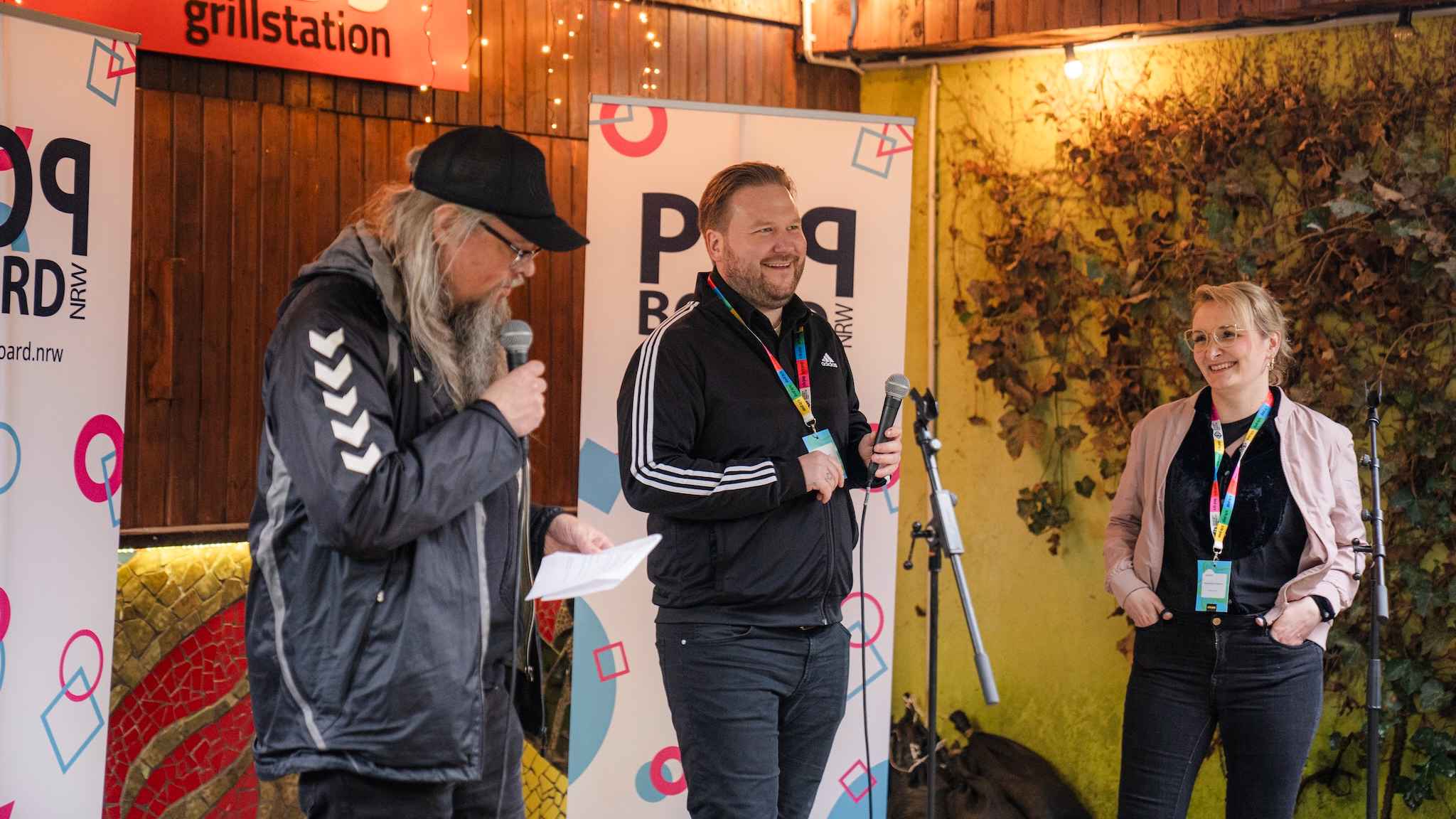 Bei einer abendlichen Reception auf der c/o pop (von links): Carsten "Hölle" Schumacher (Referent Landesmusikrat NRW) mit Till Skoruppa und Anna-Kathrin Dietrich (beide Geschäftsführung Po...