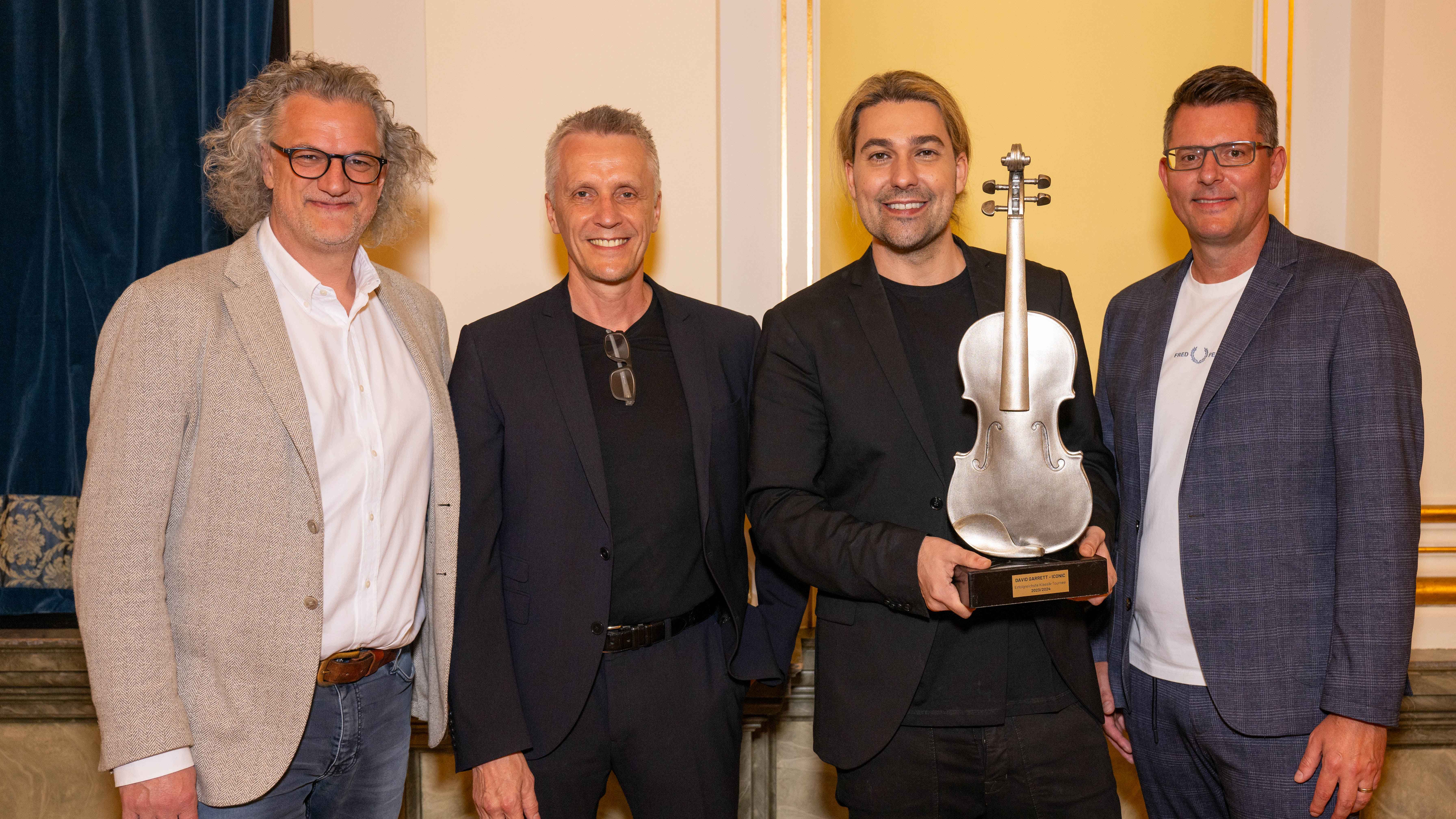 Planten die "Iconic"-Klassiktournee des Geigers (von links): Tobias Weigold-Wimmer (CEO Weigold & Böhm International Artists & Tours), Jörg Kollenbroich (Tour Manager planB Konzepte), Davi...