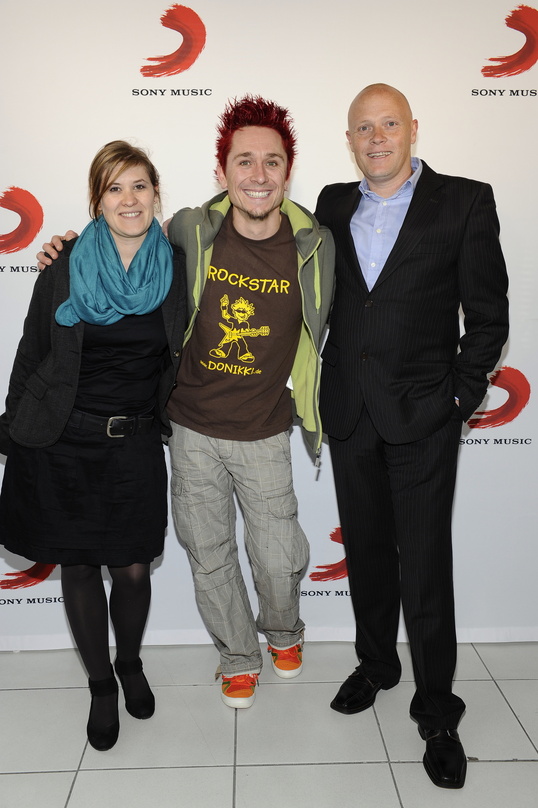 Neue Partner (von links): Barbara Wanner (Marketing Koordination Family Entertainment Sony Music), Donikkl und Bent Schönemann (Head of Music & New Business)