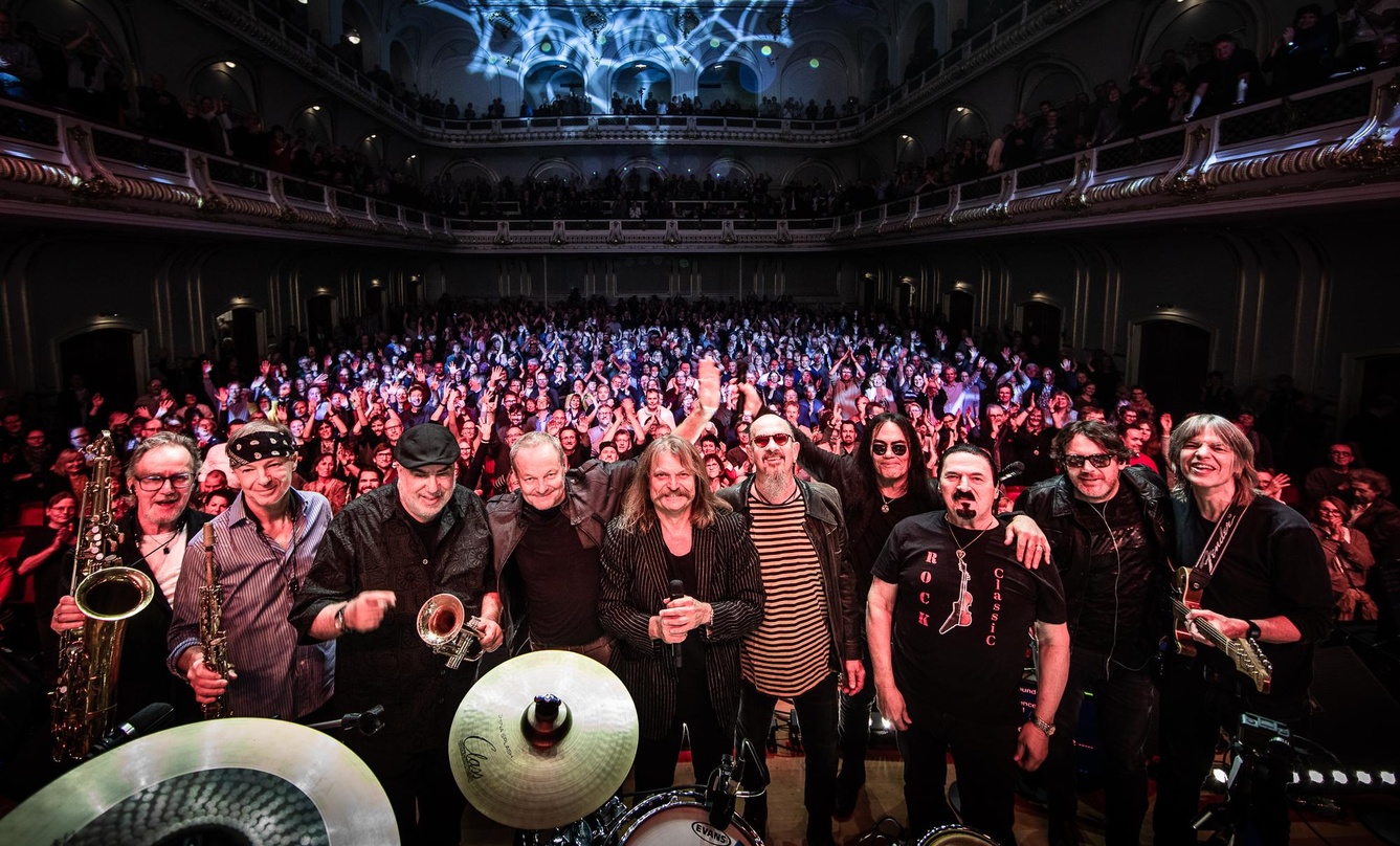 In der Laiszhalle: Leslie Mandoki (5. von links) mit seinen Soulmates