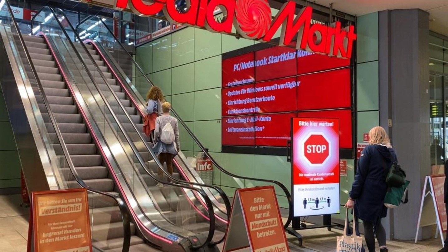 Ampel auf rot: die weitreichenden Schließungen der Elektrofachmärkte bei MediaMarkt und Saturn schlagen auf die Economy-Bilanz durch