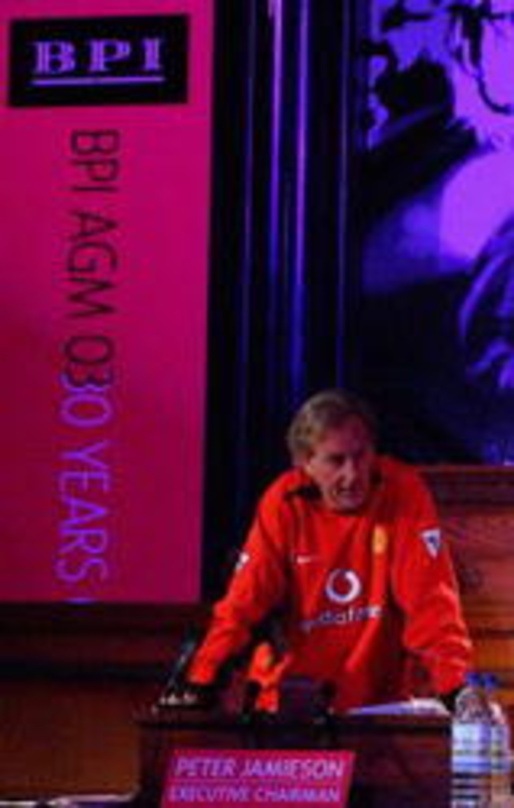 Macht im Man-U-Trikot eine gute Figur: Jamieson bei der BPI-Hauptversammlung
