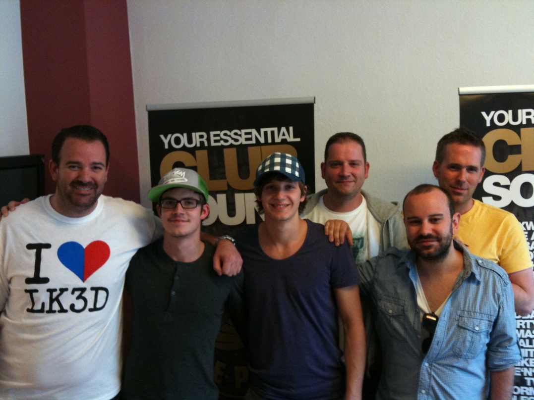 Sind sich einig geworden (v.l.n.r.): Stefan Dabruck, Tim Hoffmann, Niels Reinhard (beide Laserkraft 3D), Gregor Imo, Daniel Chirita-Franz (beide 120db Records) und Elmar Braun