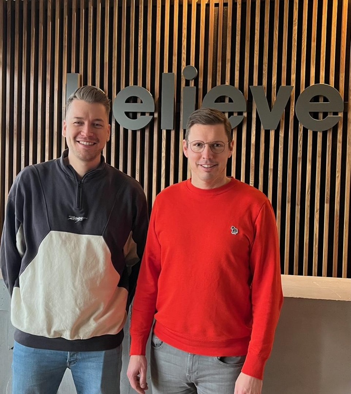 Erläutern für MusikWoche die Hintergründe des neuen Modells: die Believe-Manager Colin Schrinner (links, Head of TuneCore Germany) und Thorsten Freese (CEO Believe Group Germany)