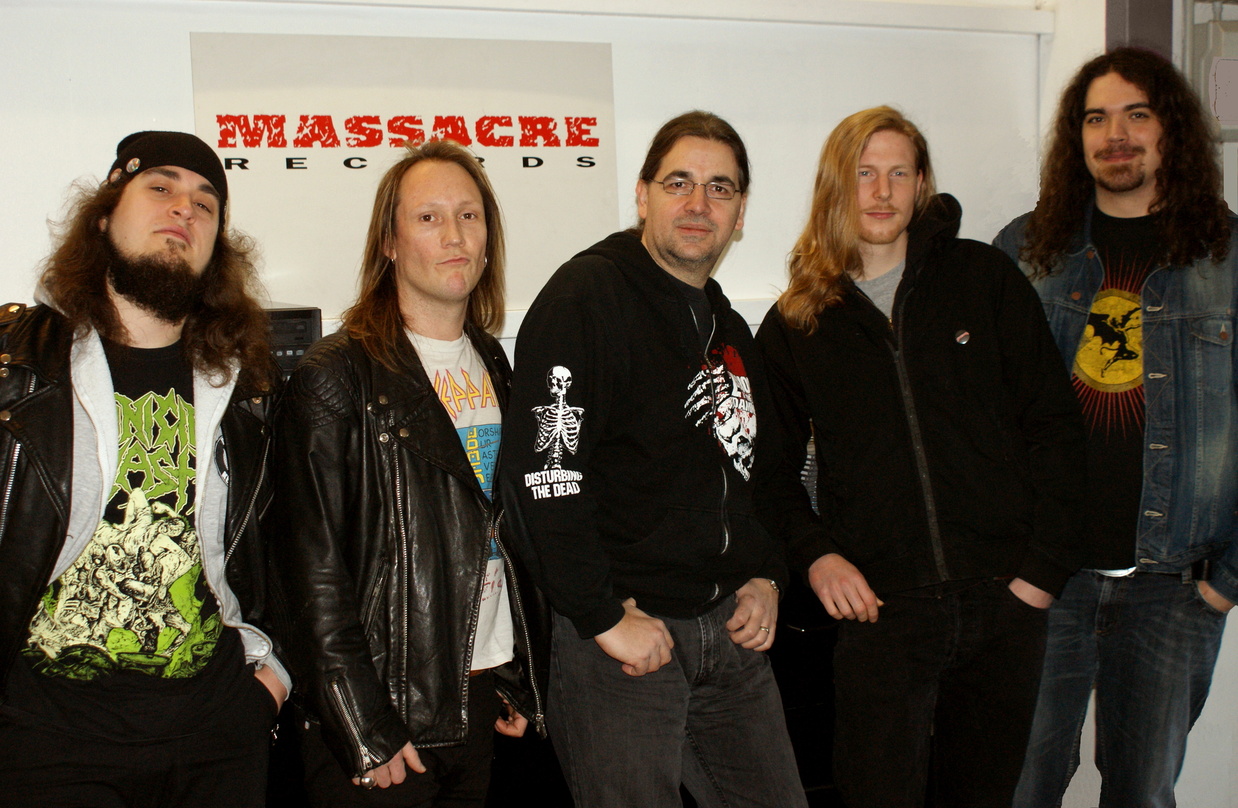 Neue Partner (von links): Chris Rusam, Pierre Seidel (beide Helldorados), Thomas Hertler (Head of A&R Massacre Records), Gunnar Weber und Steve Tadic (beide Helldorados)