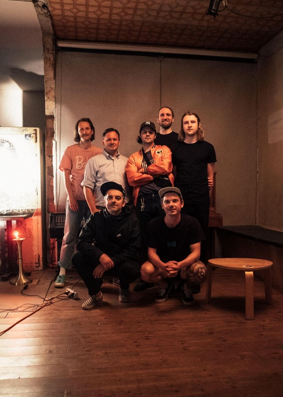 Besiegelten die Zusammenarbeit (hinten, von links): Tilman Kettner (Pabst), Götz von Einem (Managing Director GSA Peermusic), Erik Heise (Pabst), Marco Fleischhauer (Management Pabst), Tor...