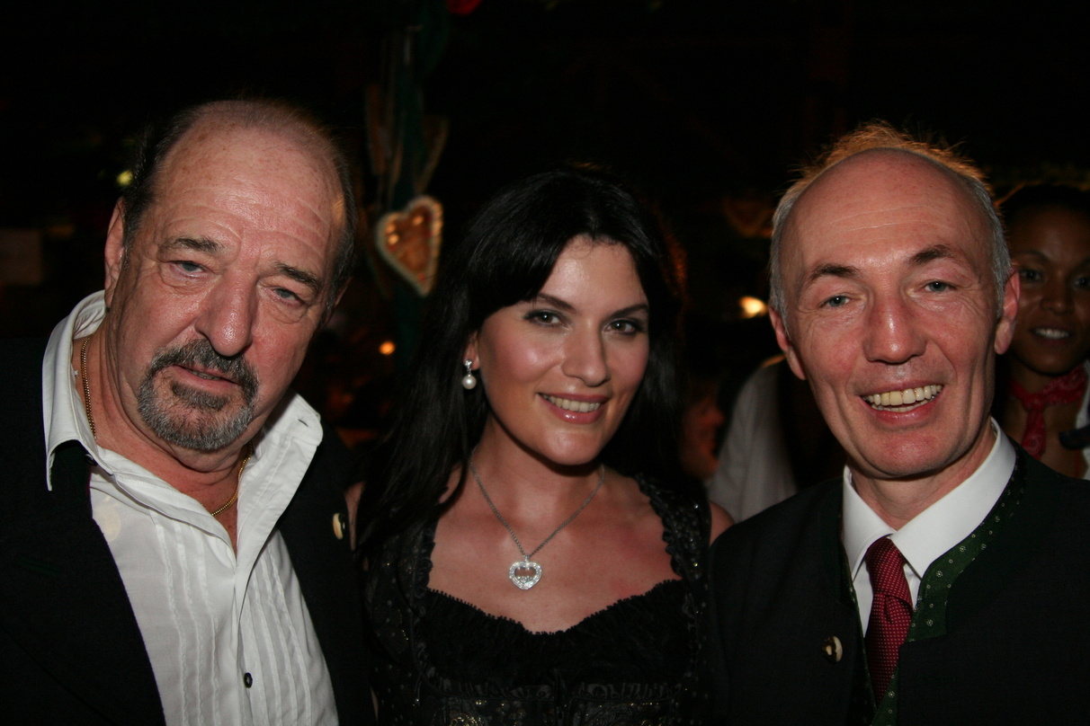 Kümmerte sich persönlich um seine Gäste: Gottfried Zmeck (r.) mit Ralph Siegel und Kriemhild Jahn