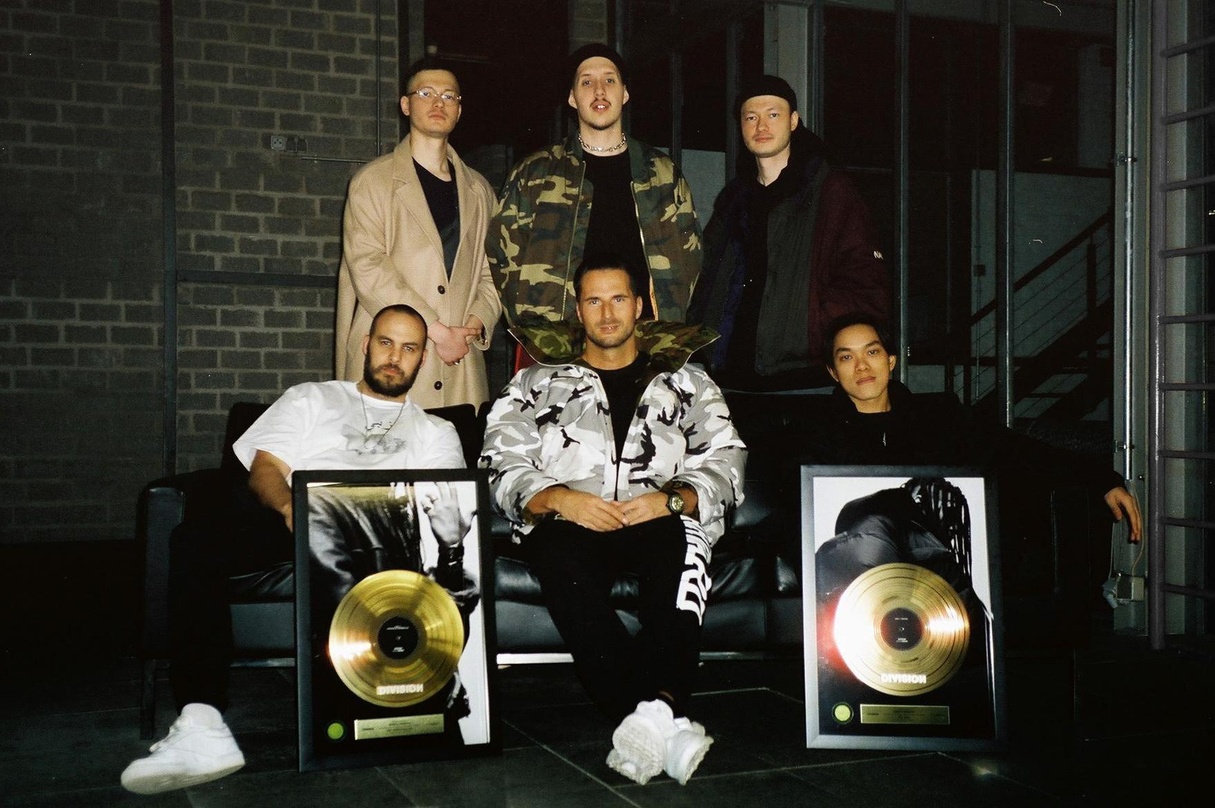 Freuten sich über Gold (hinten von links): Michael Weicker (Division), RIN und Markus Weicker (Division) sowie (vorne von links) Alexis Troy (Produzent), Elvir Omerbegovic (Geschäftsführer...