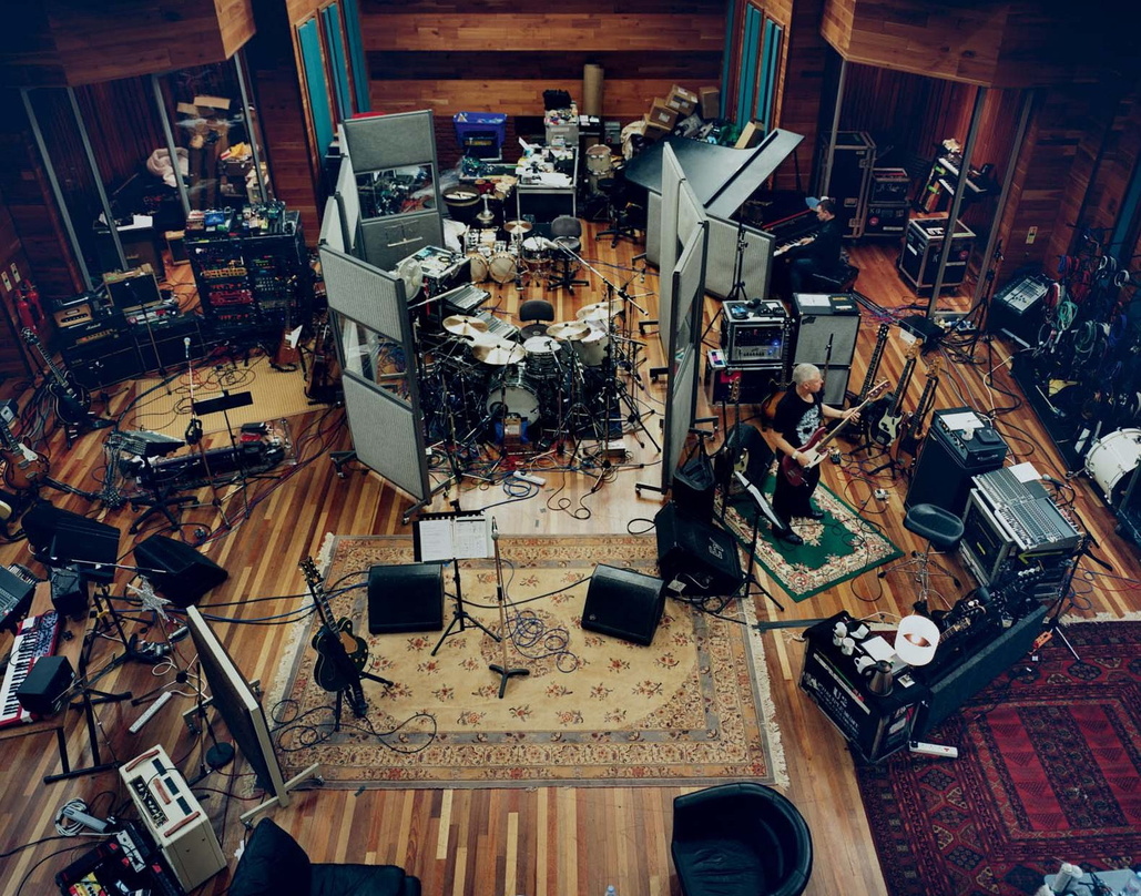 Gewähren Einblicke: Bono am Klavier und Bassist Adam Clayton im Studio