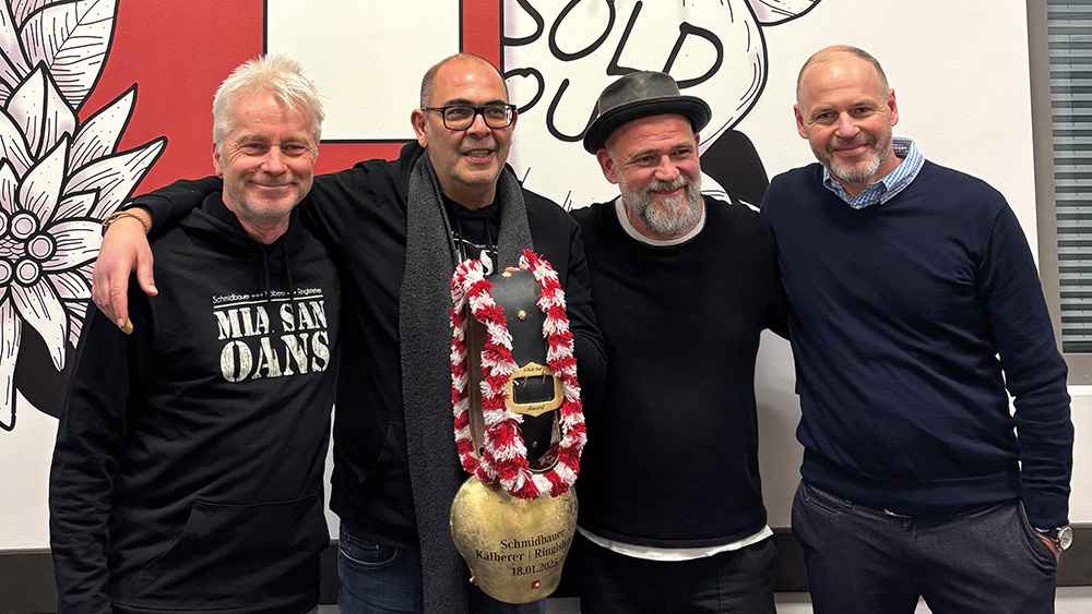 86b25f97 3d4f 4cfe 88dd 5673d1399b28 Vor einer eigenen "Sold-Out-Wand" (von links): Werner Schmidbauer, Hannes Ringlstetter, Martin Kälberer und Florian Fülle (Leitung Entertainment, Logen & Controlling bigBox Allgäu).