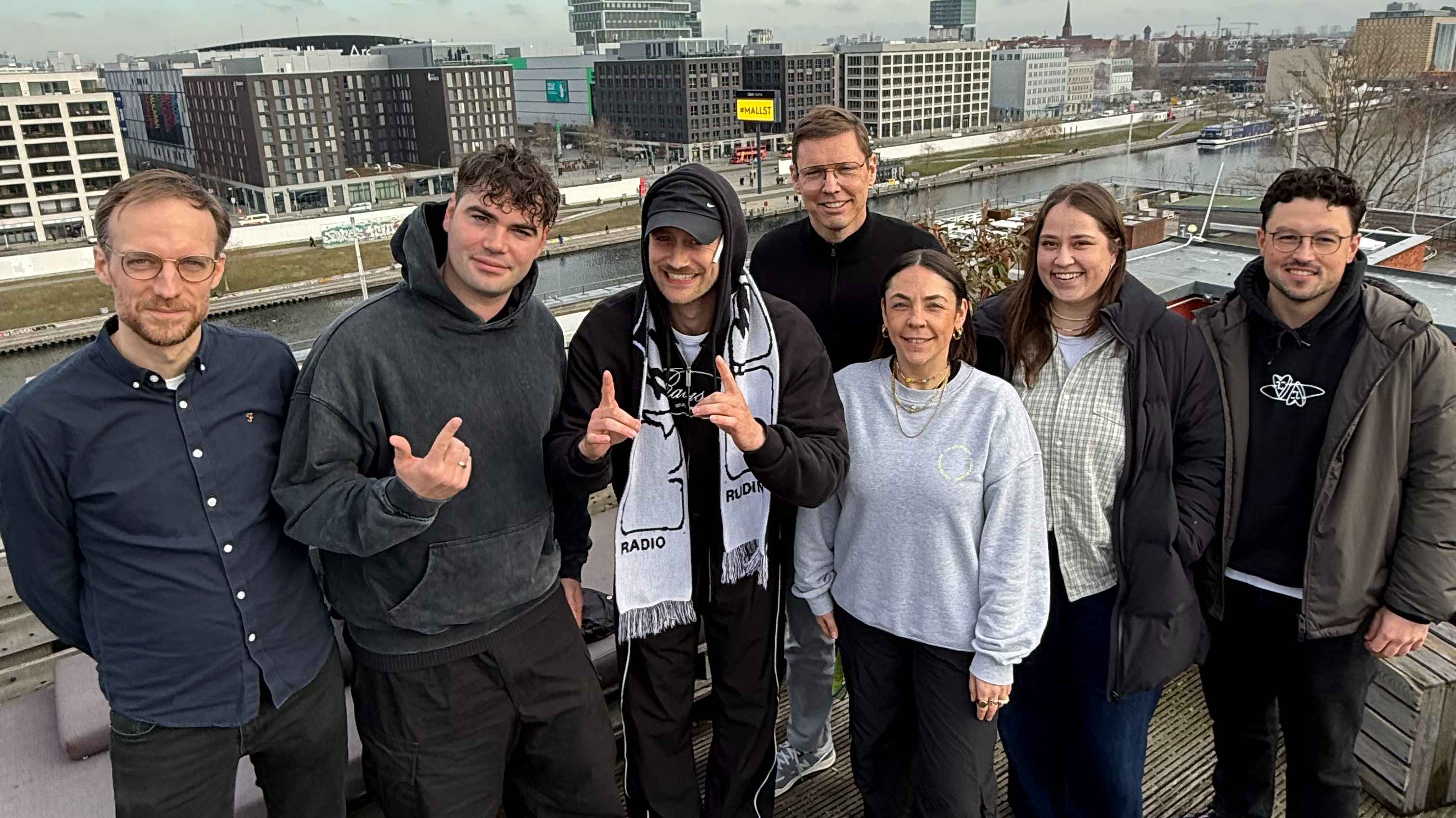 86ce2c21 668f 46f3 b0b1 3932bcf24aa6 Kamen zum Vertragsabschluss zusammen (von links): Till Wolf (Vice President Label & Artist Solutions Germany Believe), Leander Kirschner (CEO Bamboo Artists), Ritter Lean, Thorsten Freese ...