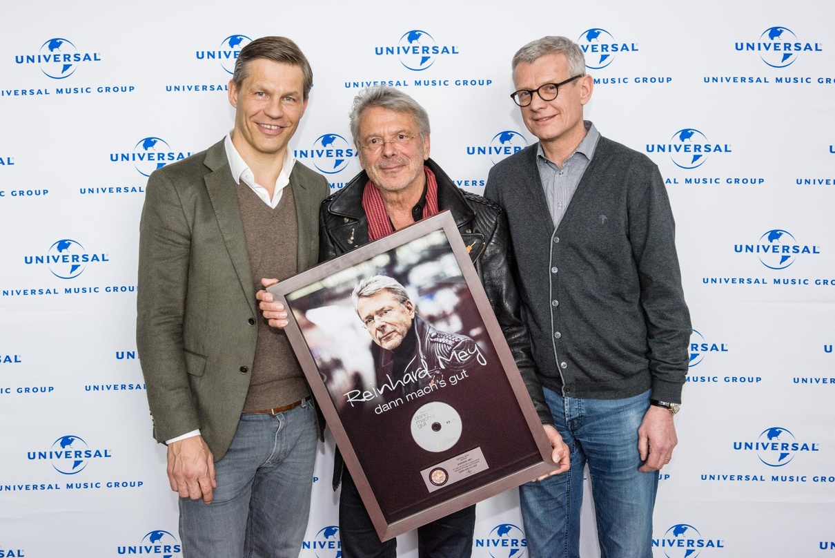 Bei der Verleihung (von links): Frank Briegmann (President & CEO Central Europe Universal Music) und Deutsche Grammophon), Reinhard Mey und Jörg Hellwig (Managing Director Electrola)