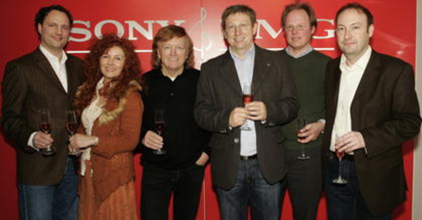 Feiern den Vertragsabschluss: Frank Farian und sein Sony-BMG-Team