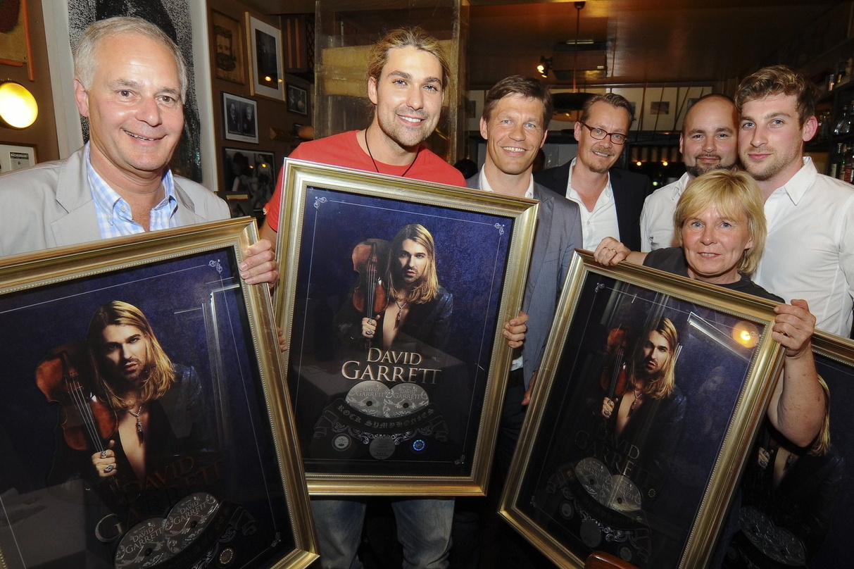 Bei der Doppelplatin-Fete (v.l.n.r.) Rick Blaskey, David Garrett, Frank Briegmann, Dirk Baur, Sergio Garcia Vidal, Elke Krüger und Jamie Corby