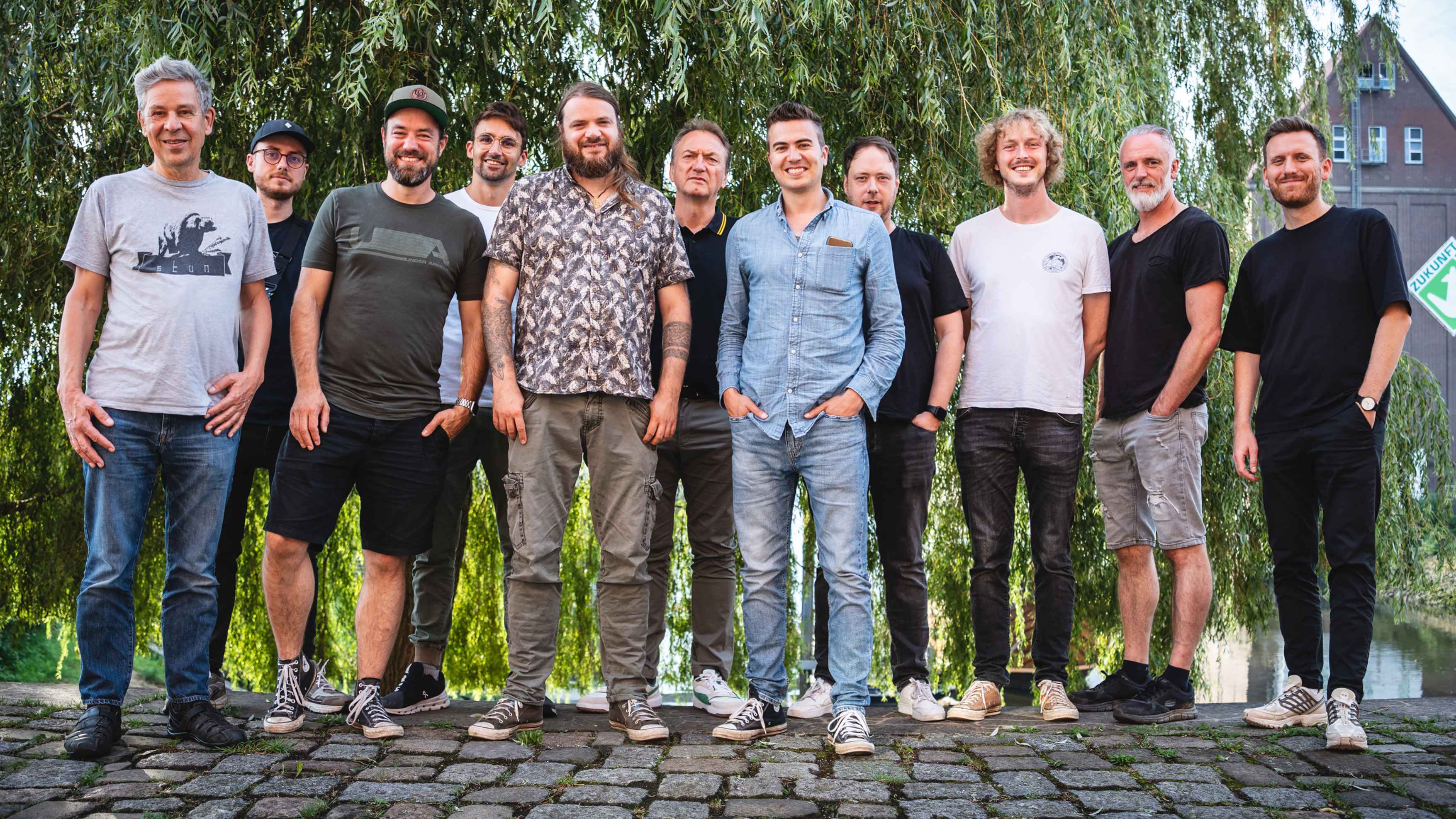 Ziehen an einem Strang (von links): Friedel Muders (Fuego/Management Versengold), Marius Groeh (Sony Music), Florian Janoske, Daniel Gregory, Malte Hoyer (alle Versengold), Markus Hartmann...