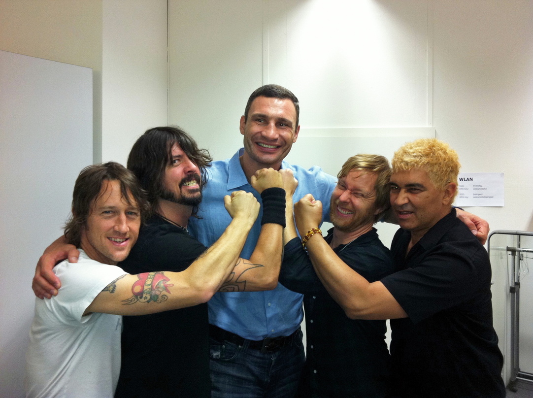 Im lockeren Infight (v.l.n.r.) die Foo Fighters Chris Shiflett und David Grohl, Schwergewichtschampion Vitali Klitschko sowie Nate Mendel und Pat Smear von den Foo Fighters