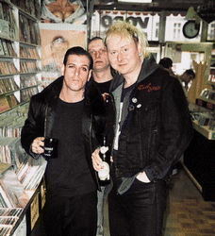 Strahlt Kredibilität aus: VoPo-Chef Henry Voss (r.) mit Sänger Mike Ness (l.) und Gitarrist Dennis Danell (beide von der Gruppe Social Distortion)
