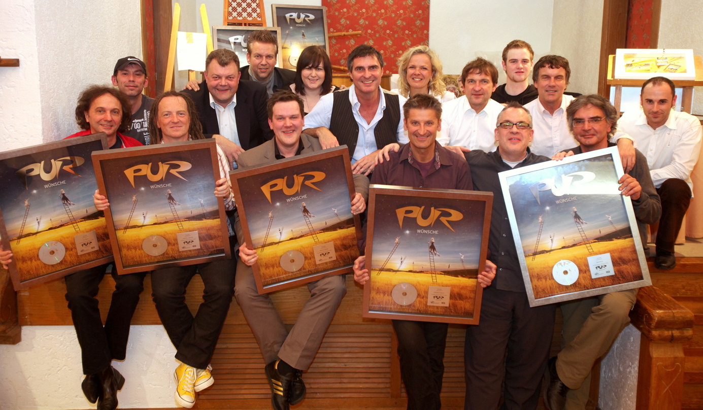 Feierten den Edelmetallerfolg: EMI Music, Live Act Music und Pur||Zur Platin-Verleihung trafen sich (v.l.n.r.) Rudi Buttas, Joe Crawford (beide Pur), Uli Mücke (Head of New Music/Vice Pres...